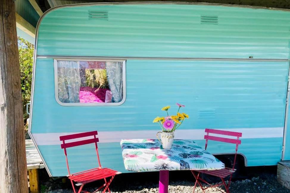 Retro Caravans At Valentia Island Escape Hotel Chapeltown ภายนอก รูปภาพ