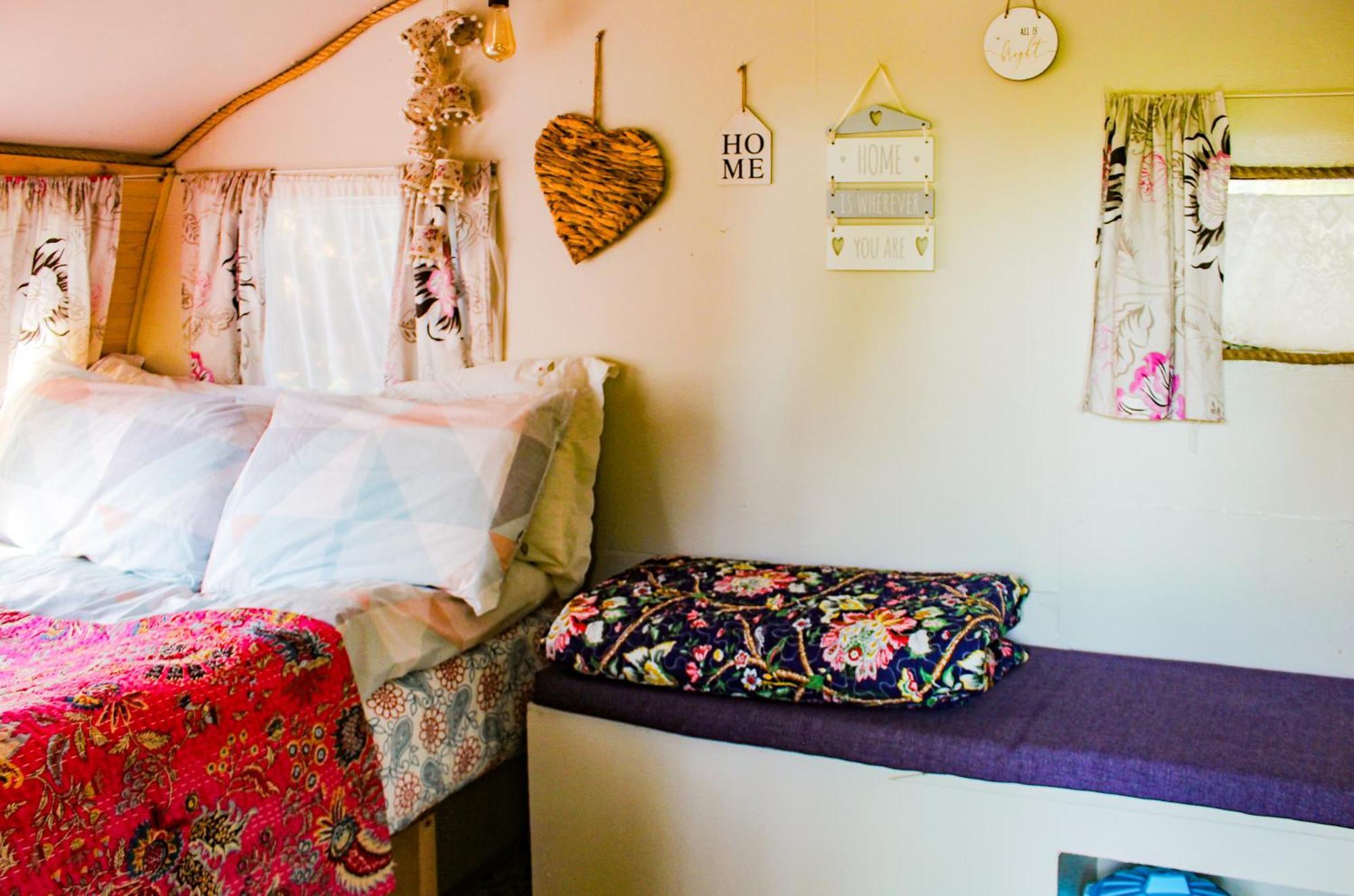 Retro Caravans At Valentia Island Escape Hotel Chapeltown ภายนอก รูปภาพ
